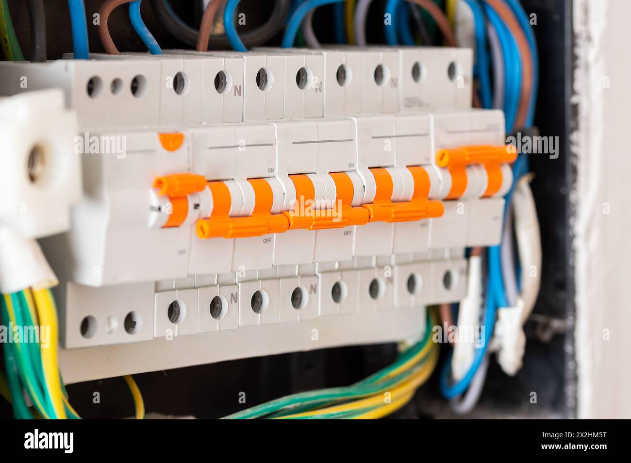 Quadro di comando tensione con interruttori automatici. Apparecchiature elettriche e automatiche. Foto Stock