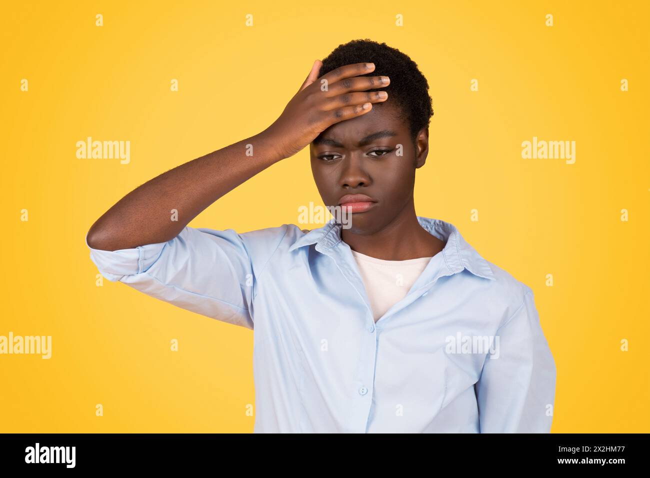 Donna afroamericana con mal di testa sul giallo Foto Stock