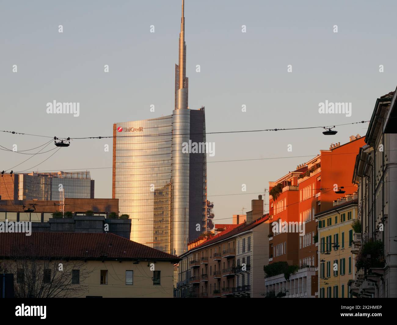 Edifici storici e moderni lungo via San Marco a Milano, Lombardia, Italia Foto Stock