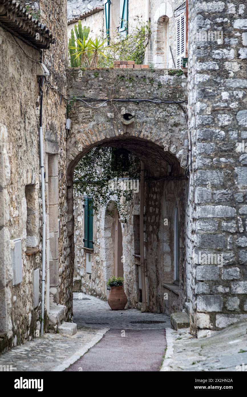 Vecchie strade pedonali e mura di pietra di Saint-Paul-de-Vence, Francia Foto Stock