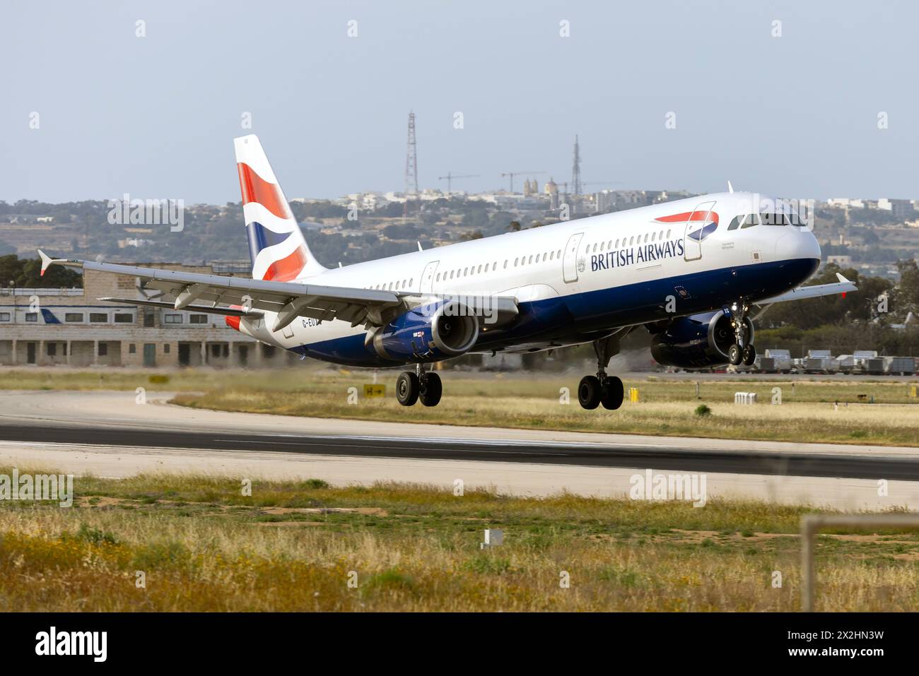 British Airways Airbus A321-231 (REG: G-EUXG) che opera il volo BA2614 da Londra Gatwick. Foto Stock