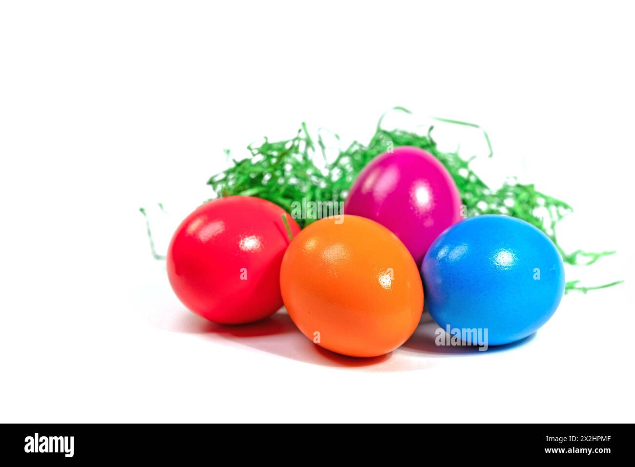 Uova di Pasqua colorate su sfondo bianco Foto Stock