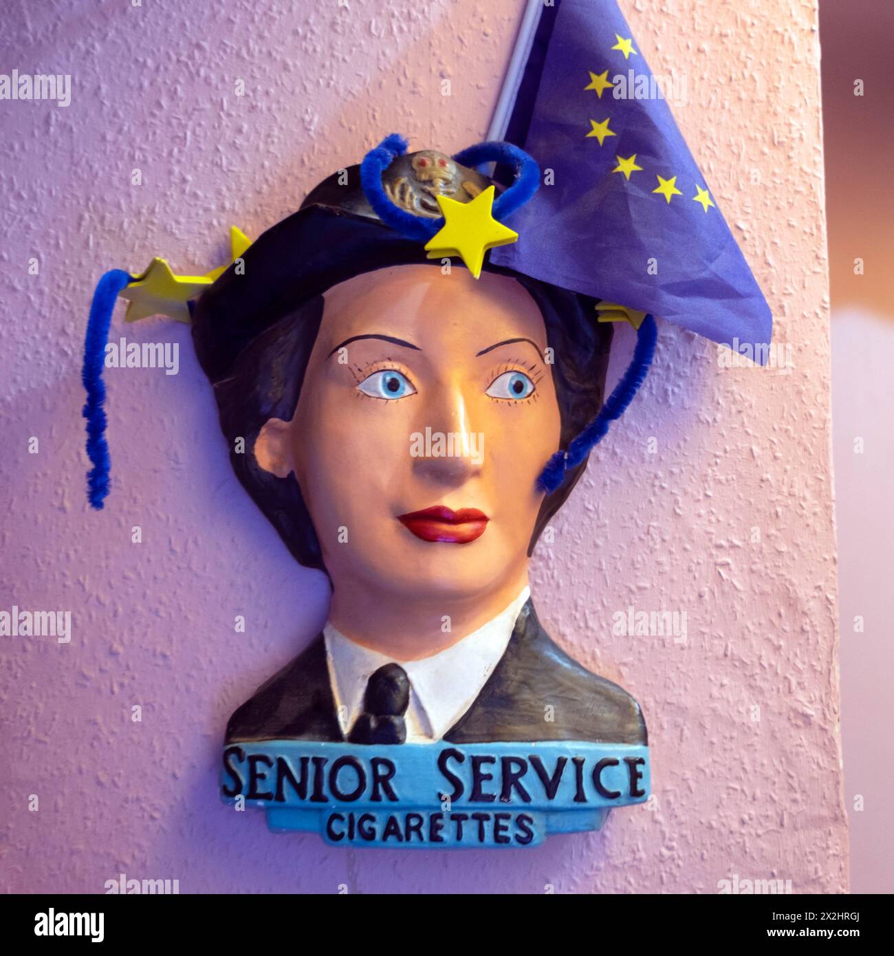 Sigarette Senior Service decorazione con placca a parete vintage retro viso donna in uniforme e blu bandiera europea stelle gialle Londra Regno Unito KATHY DEWITT Foto Stock