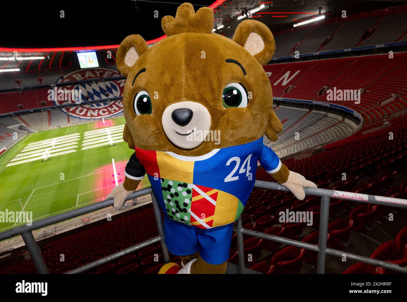 Monaco, Germania. 22 aprile 2024. Albärt, la mascotte del Campionato europeo di calcio 2024, si trova negli stand dell'Allianz Arena durante la visita del ministro dell'interno Faeser. Il ministro federale degli interni Faeser ha visitato tutte e dieci le città tedesche che ospitano il Campionato europeo di calcio 2024 come parte di un tour. La partita inaugurale del Campionato europeo si svolgerà a Monaco il 14 giugno 2024. Crediti: Sven Hoppe/dpa/Alamy Live News Foto Stock