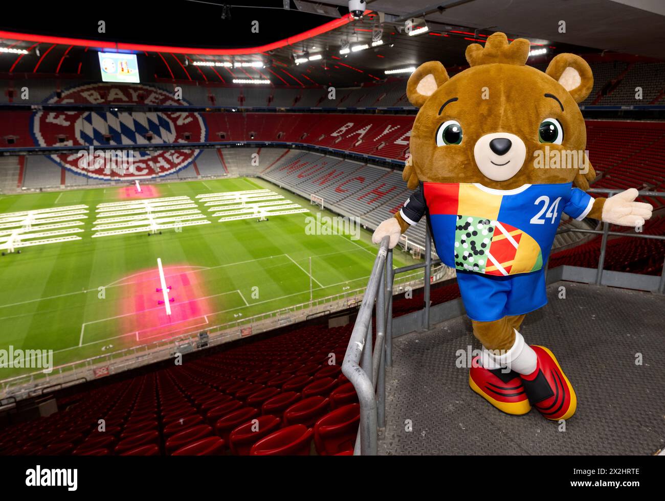 Monaco, Germania. 22 aprile 2024. Albärt, la mascotte dei Campionati europei di calcio 2024, si trova nelle tribune dell'Allianz Arena. Il ministro federale degli interni Faeser ha visitato tutte e dieci le città tedesche che ospitano il Campionato europeo di calcio 2024 come parte di un tour. La partita inaugurale del Campionato europeo si svolgerà a Monaco il 14 giugno 2024. Crediti: Sven Hoppe/dpa/Alamy Live News Foto Stock