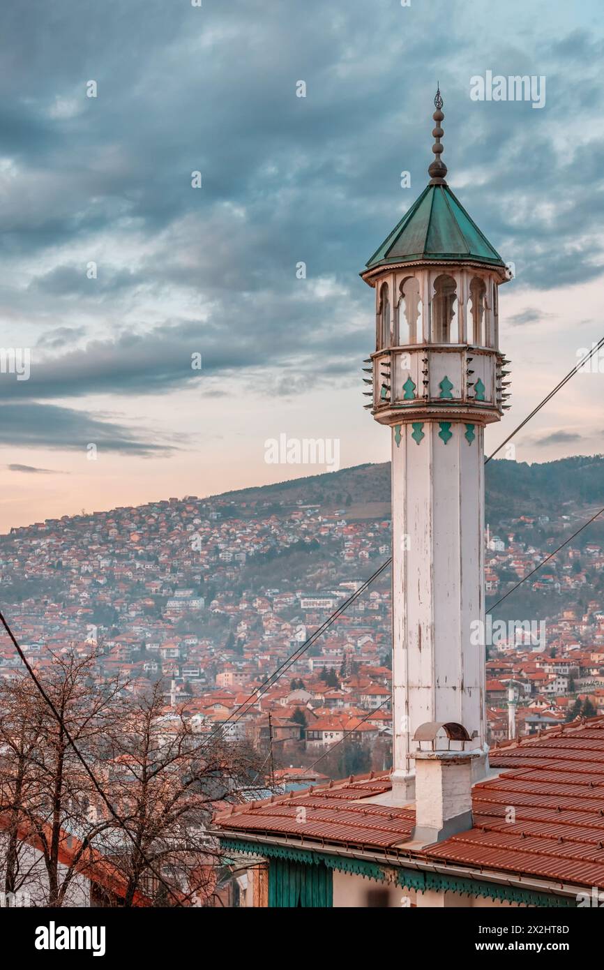 Meraviglie architettoniche dei minareti in legno della moschea di Sarajevo, che riflettono l'intricata maestria artigianale del design ottomano e della cultura bosniaca. Foto Stock