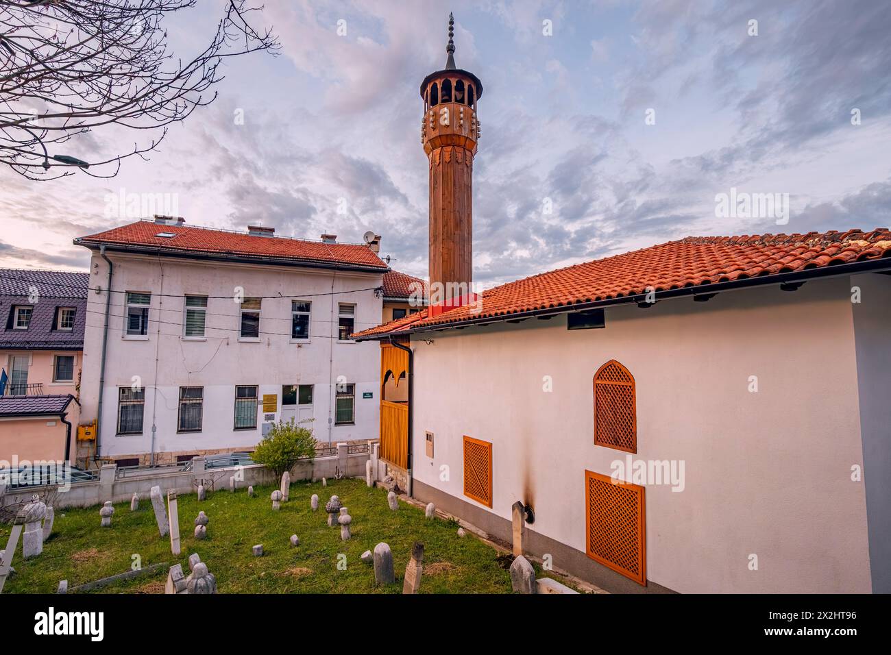 15 marzo 2024, Sarajevo, Bosnia ed Erzegovina: Meraviglie architettoniche dei minareti in legno della moschea di Sarajevo, che riflettono l'intricata maestria artigianale di Foto Stock