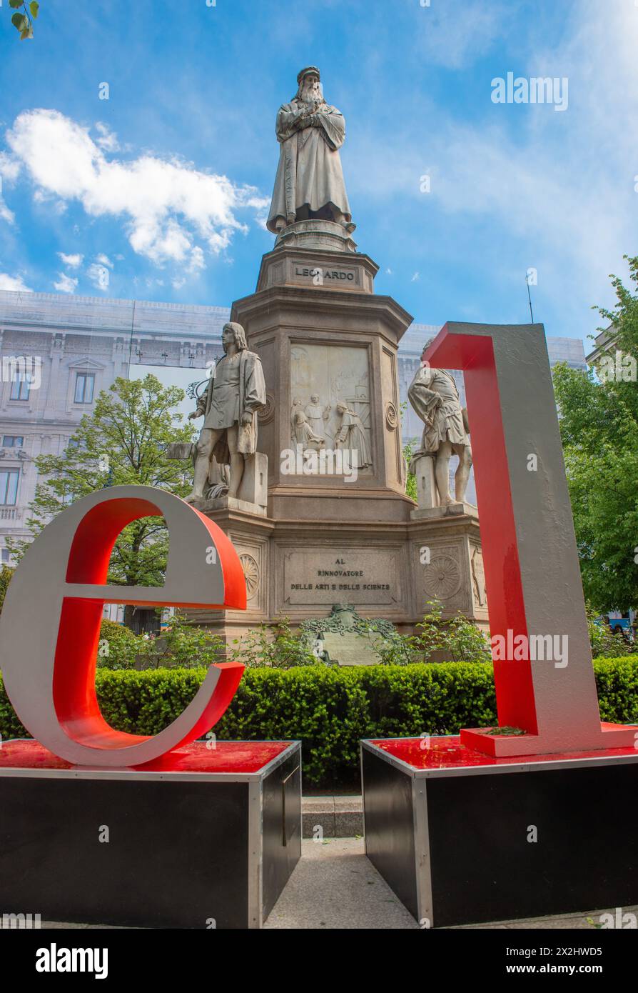 Milano 20 aprile 2024: Statua di Leonardo da Vinci di fronte al Teatro alla Scala di Milano Foto Stock