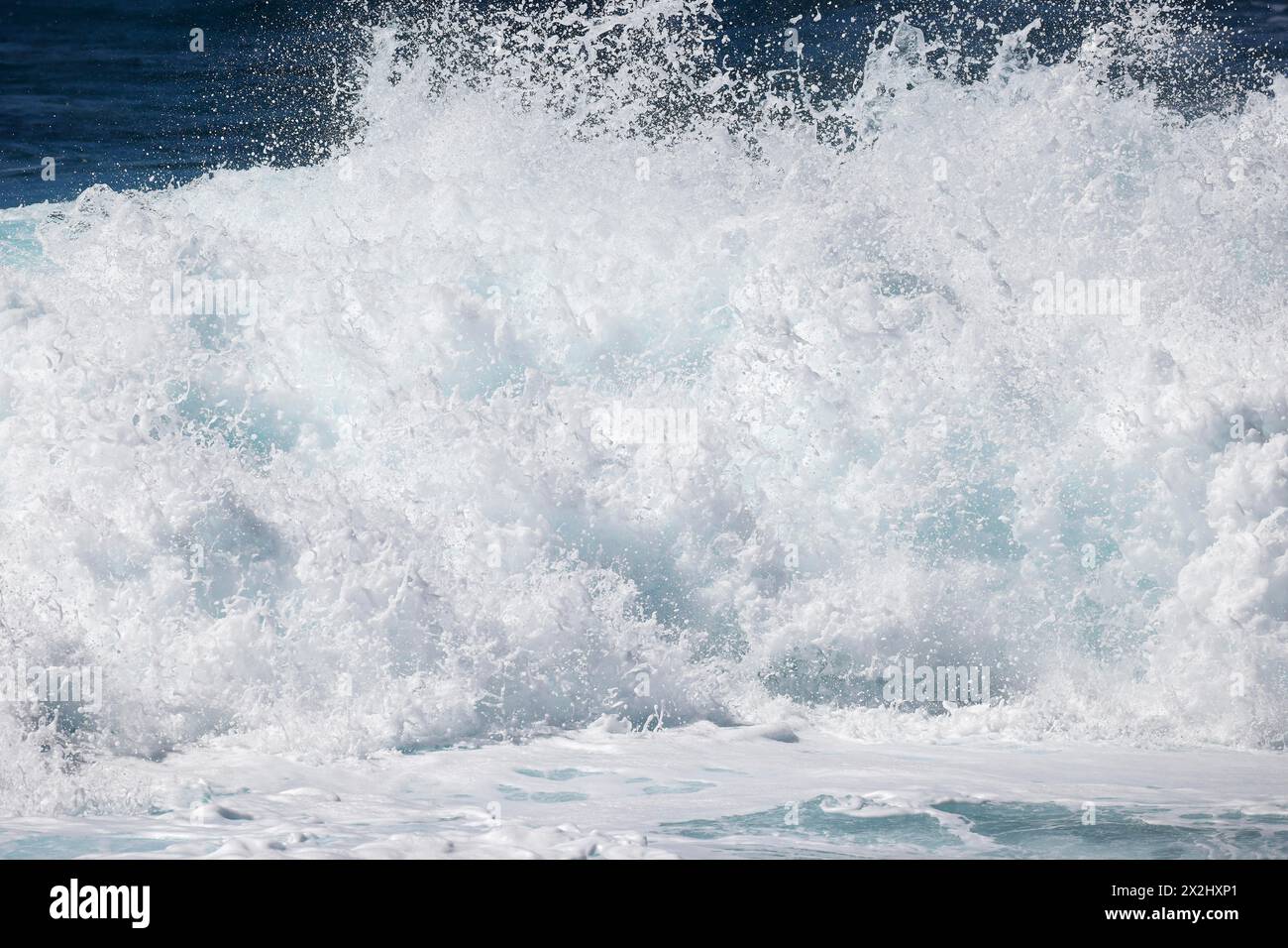 Surf ruggente, onde, onde da surf, surf in mare, spray, oceano Atlantico, Agaete, Gran Canaria, Isole Canarie, Spagna Foto Stock