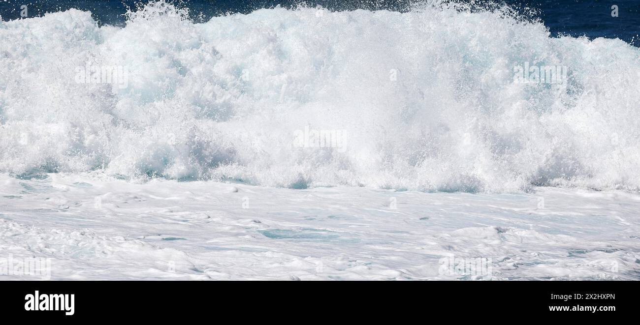 Surf ruggente, onde, onde da surf, surf in mare, spray, oceano Atlantico, Agaete, Gran Canaria, Isole Canarie, Spagna Foto Stock