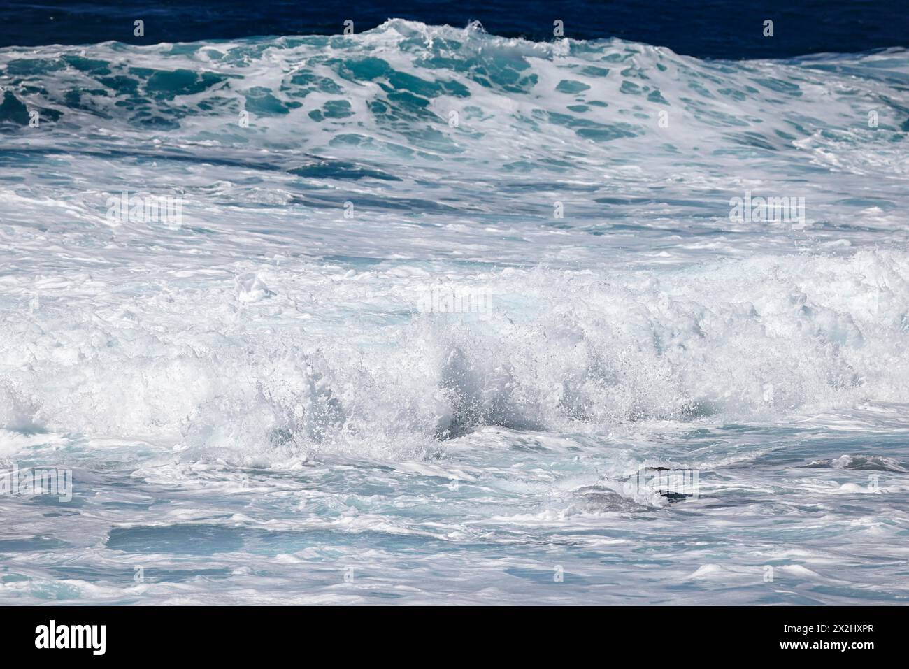 Surf ruggente, onde, onde da surf, surf in mare, spray, oceano Atlantico, Agaete, Gran Canaria, Isole Canarie, Spagna Foto Stock