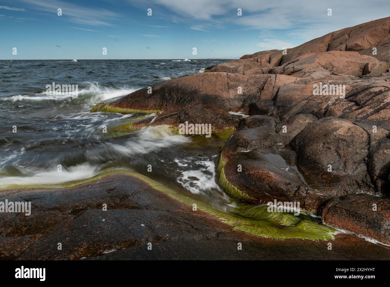 Granito rosso, costa rocciosa, surf, lunga esposizione, Havsvidden, Geta, Aland, Isole Aland, Finlandia Foto Stock