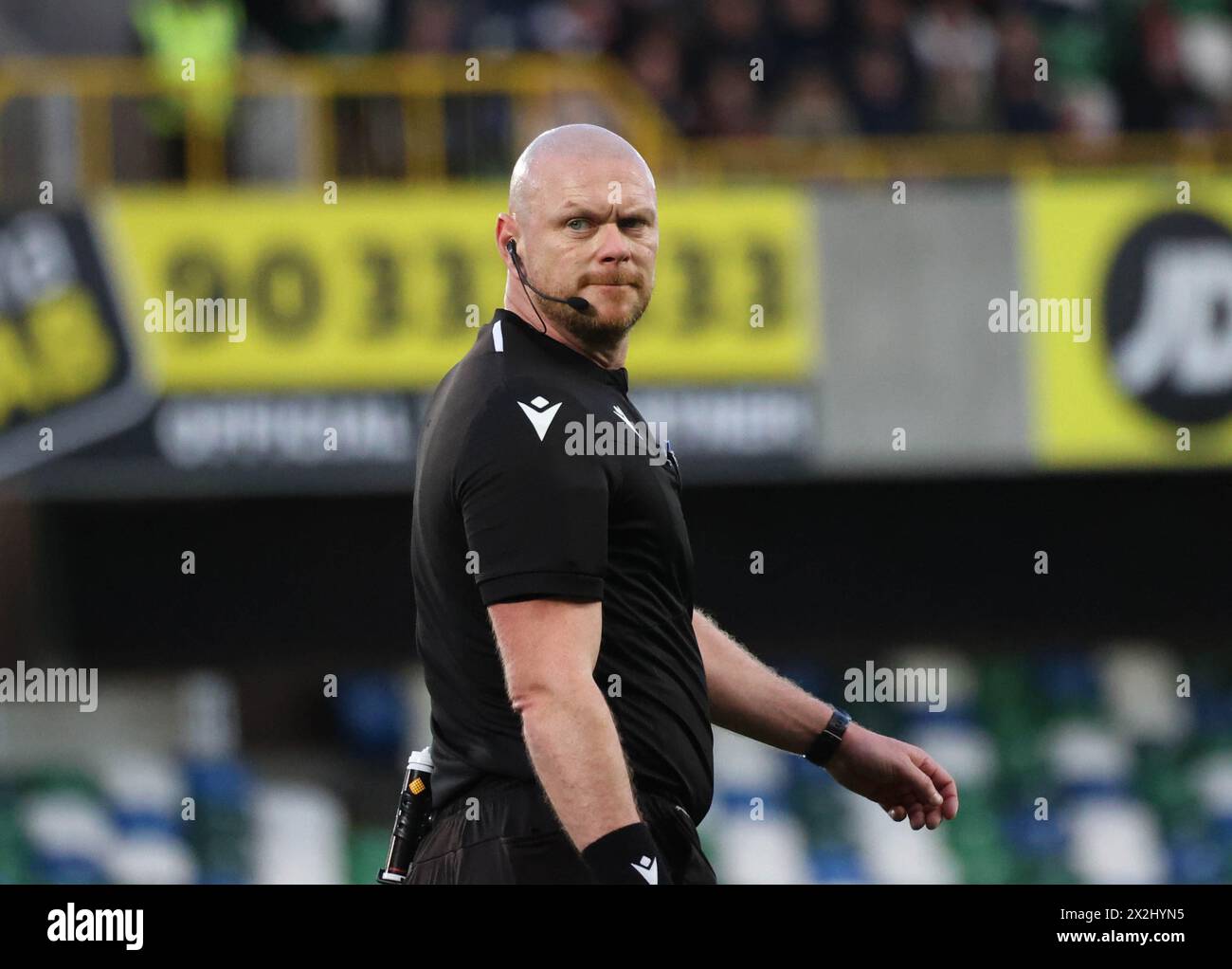 Windsor Park, Belfast, Irlanda del Nord, Regno Unito. 22 aprile 2024. Sports Direct Premiership – Linfield V Larne. Azione di premiership irlandese dalla decisione del titolo di stasera a Belfast. (Linfield in blu). Arbitro Tony Clarke. Crediti: CAZIMB/Alamy Live News. Foto Stock