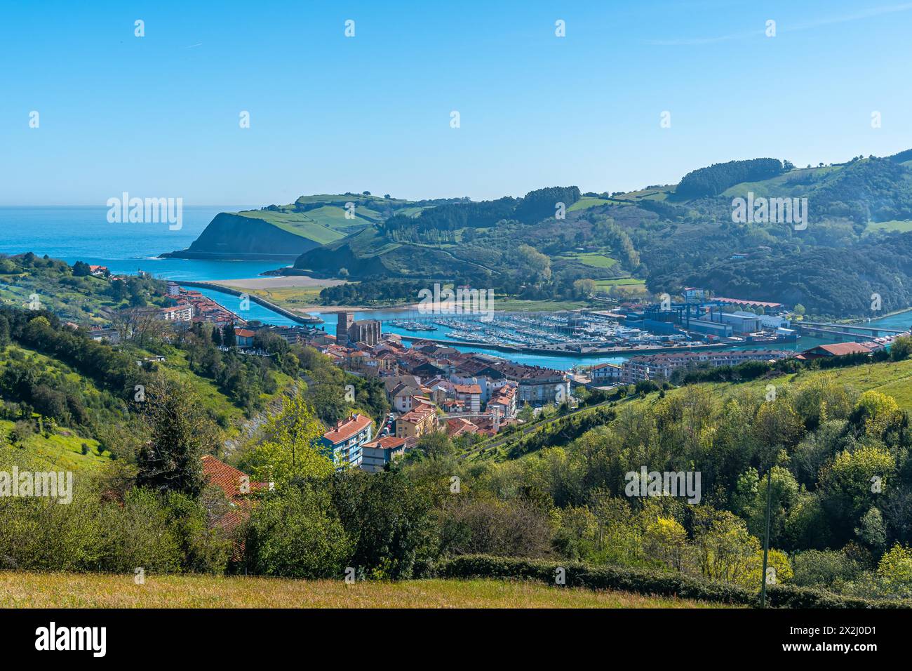 Vista panoramica della città di Zumaia sulla strada per il flysch, Gipuzkoa. Paesi Baschi Foto Stock