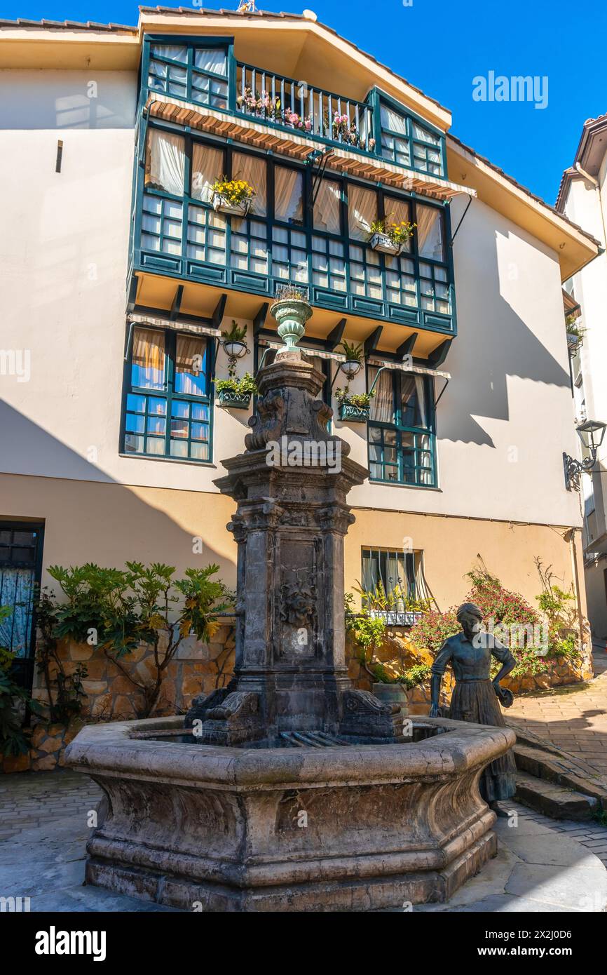 Fuente De San Juan nella città di Zumaia sulla strada per il flysch, Gipuzkoa. Paesi Baschi Foto Stock