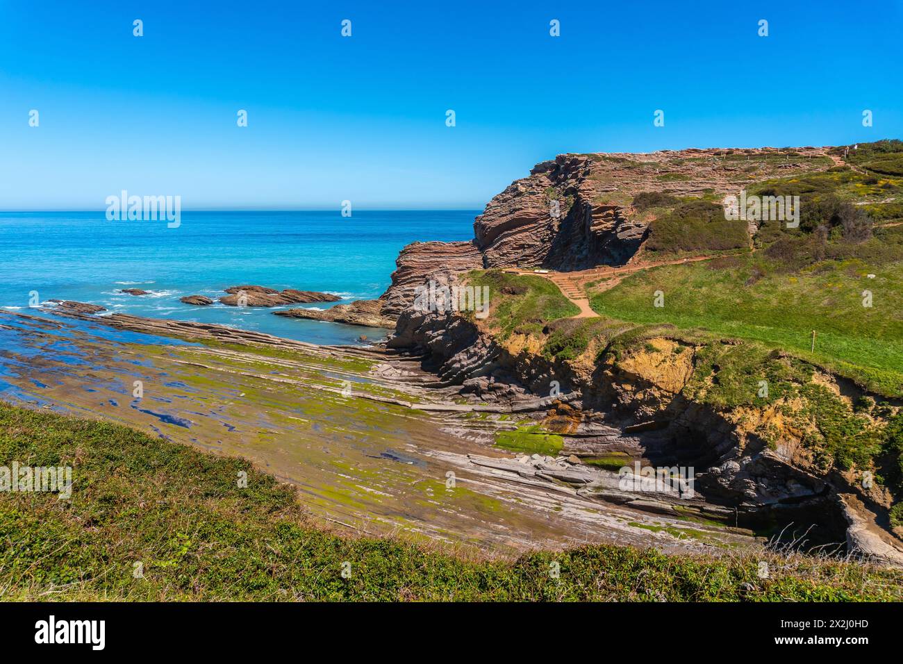 Cala Algorri con un paesaggio costiero nel flysch di Zumaia, Gipuzkoa. Paesi Baschi Foto Stock