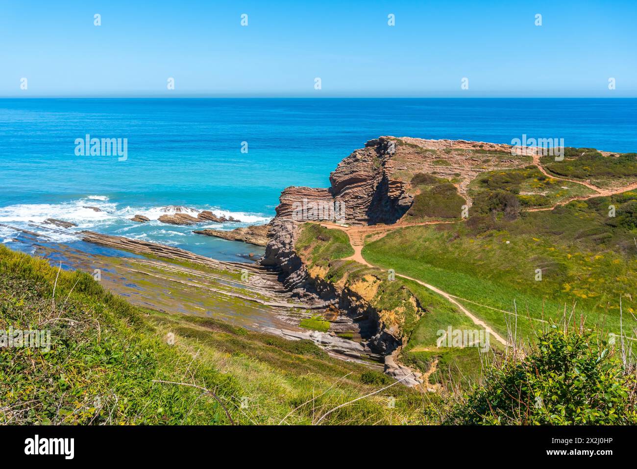 Splendida insenatura di Algorri con un paesaggio costiero nel flysch di Zumaia, Gipuzkoa. Paesi Baschi Foto Stock