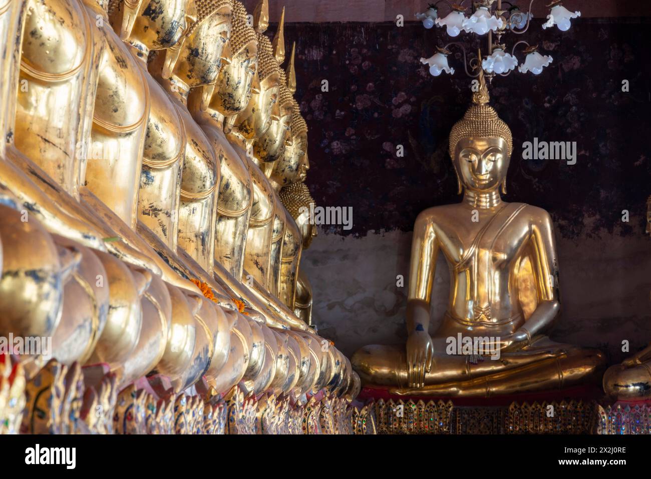 Statue del Buddha d'oro, Bhumispara-mudra, Buddha Gautama al momento dell'illuminazione, Wat Suthat Thepwararam, Bangkok, Thailandia Foto Stock