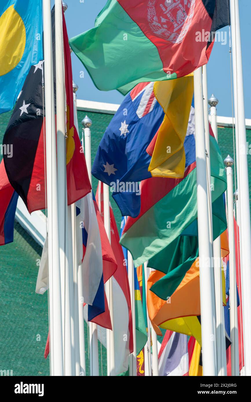 Molte bandiere davanti al Centro Congressi delle Nazioni Unite, Bangkok, Thailandia Foto Stock