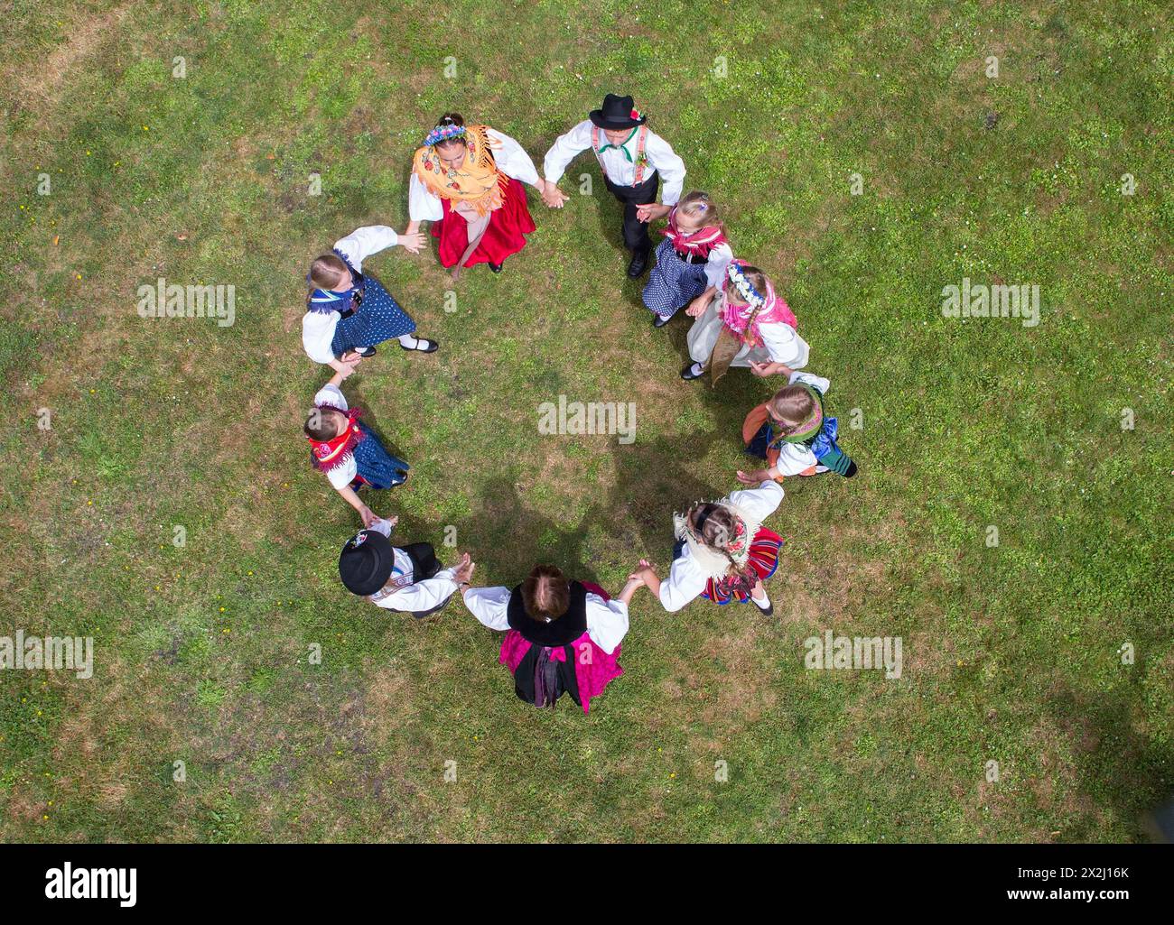 Le danze tradizionali in costume sono il motto del festival di danza tradizionale sorbiana a Luebben. Il gruppo di danza sorbiana balla dentro Foto Stock