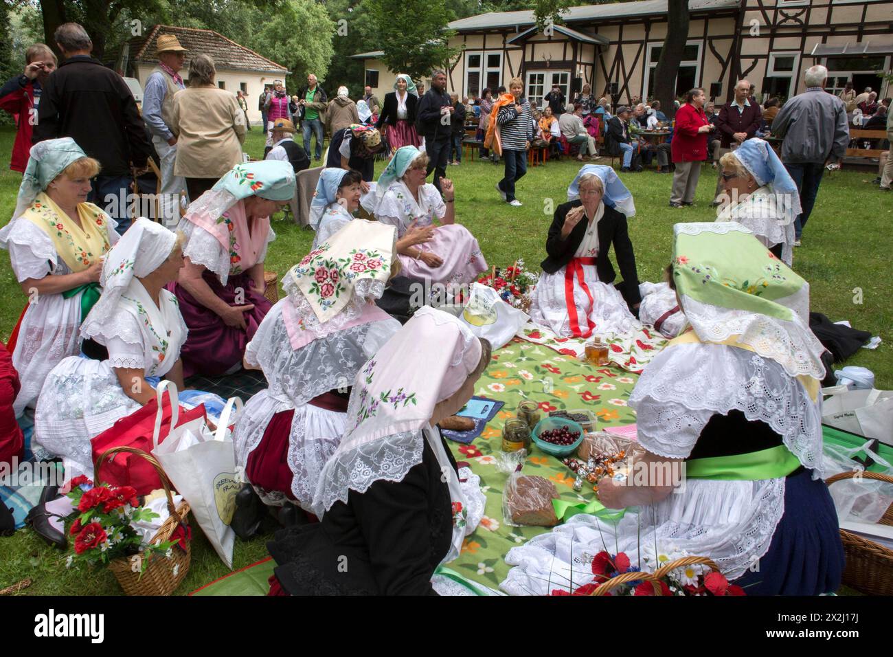 Le danze tradizionali in costume sono il motto del festival di danza tradizionale sorbiana a Luebben. Gruppo di danza sorbiana in Foto Stock