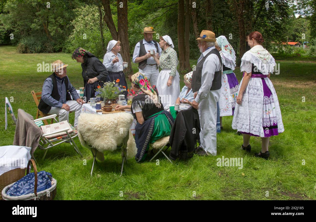 Le danze tradizionali in costume sono il motto del festival di danza tradizionale sorbiana a Luebben. Gruppo di danza sorbiana in Foto Stock