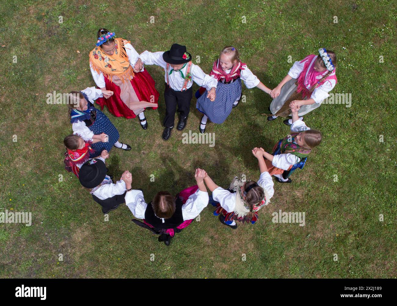 Le danze tradizionali in costume sono il motto del festival di danza tradizionale sorbiana a Luebben. Il gruppo di danza sorbiana balla dentro Foto Stock