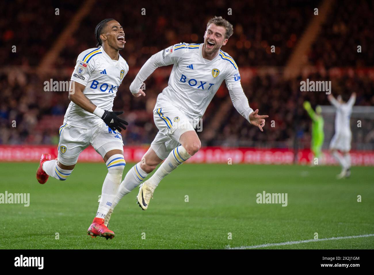 Riverside Stadium, Middlesbrough lunedì 22 aprile 2024. Il Crysencio Summerville del Leeds United segna il quarto gol del Leeds United e corre per festeggiare con Patrick Bamford durante la partita del campionato Sky Bet tra Middlesbrough e Leeds United al Riverside Stadium di Middlesbrough lunedì 22 aprile 2024. (Foto: Trevor Wilkinson | mi News) crediti: MI News & Sport /Alamy Live News Foto Stock