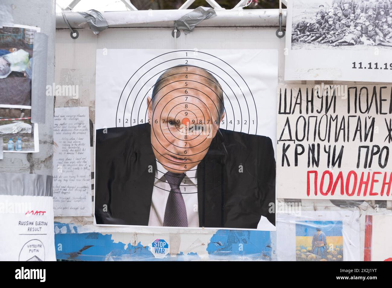 Obiettivo con una foto del presidente russo Vladimir Putin, riga, Lettonia Foto Stock