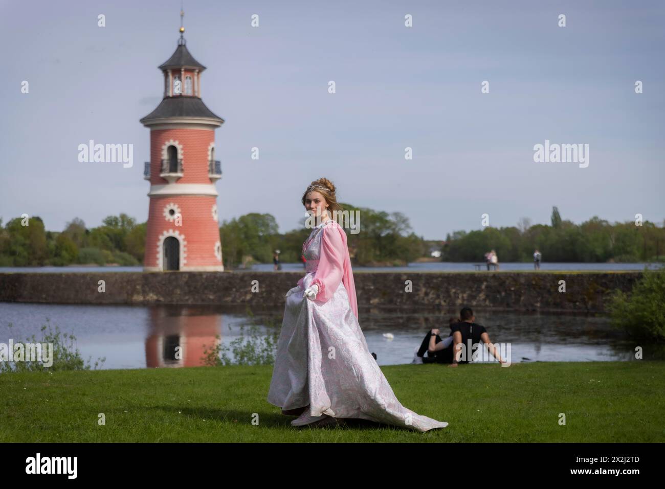 Cenerentola può essere vista anche intorno al castello di Moritzburg in primavera. La modella Tamara Kretschmer ancora una volta scivolò nell'ambito ruolo del leggendario Foto Stock