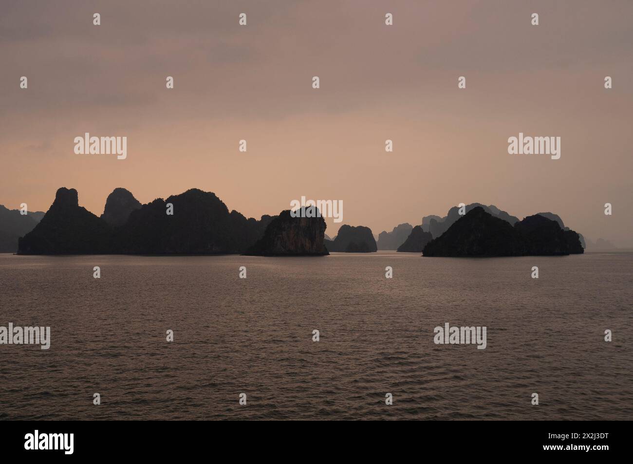 La Baia di Ha Long, Vietnam Foto Stock