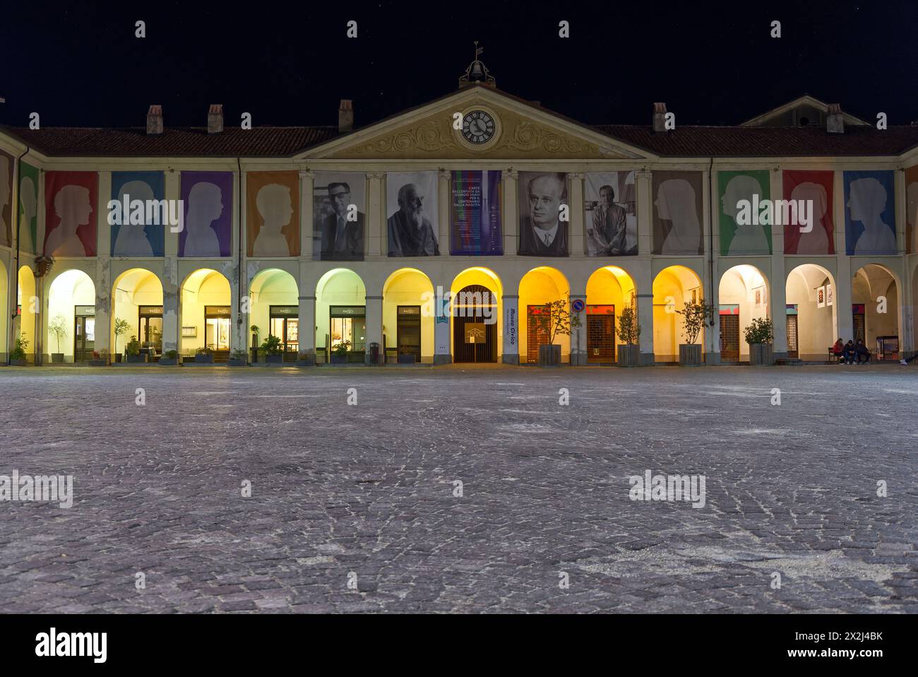Ivrea, Italia - 31 marzo 2023: Piazza Ottinetti, la piazza principale famosa per la battaglia degli arancioni del carnevale Foto Stock