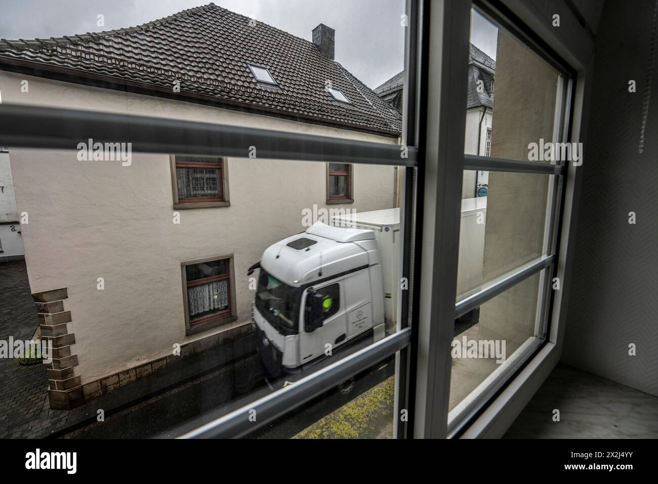 Traffico cittadino, camioncino attraversa la città di Breckerfeld, stretto passaggio a Frankfurter Straße, proprio accanto agli edifici residenziali, Ennep Foto Stock