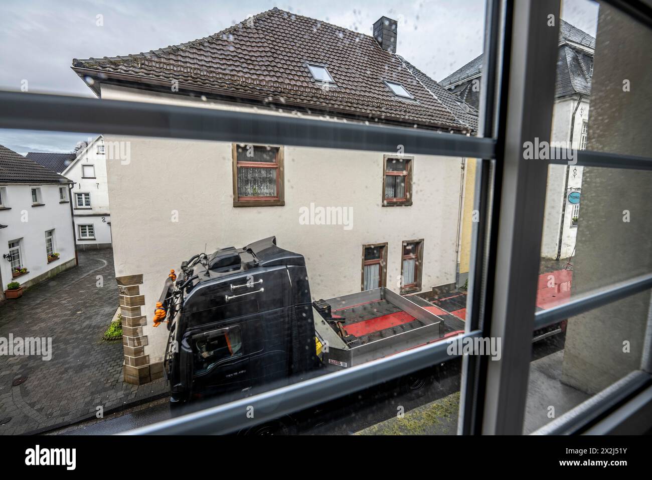 Traffico cittadino, camioncino attraversa la città di Breckerfeld, stretto passaggio a Frankfurter Straße, proprio accanto agli edifici residenziali, Ennep Foto Stock