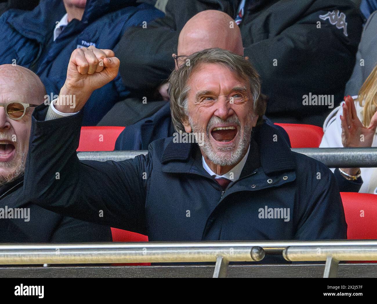 Londra, Regno Unito. 21 aprile 2024 - Manchester United contro Coventry City - semifinale di fa Cup - Wembley. Il co-proprietario del Manchester United Sir Jim Ratcliffe celebra la vittoria ai calci di rigore. Crediti immagine: Mark Pain / Alamy Live News Foto Stock