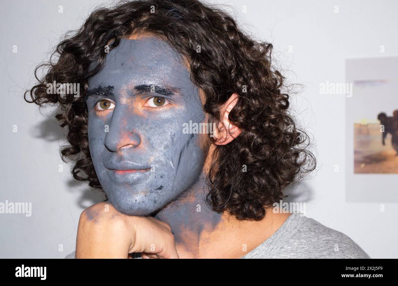 uomo dipinto sul viso in posa. Foto Stock