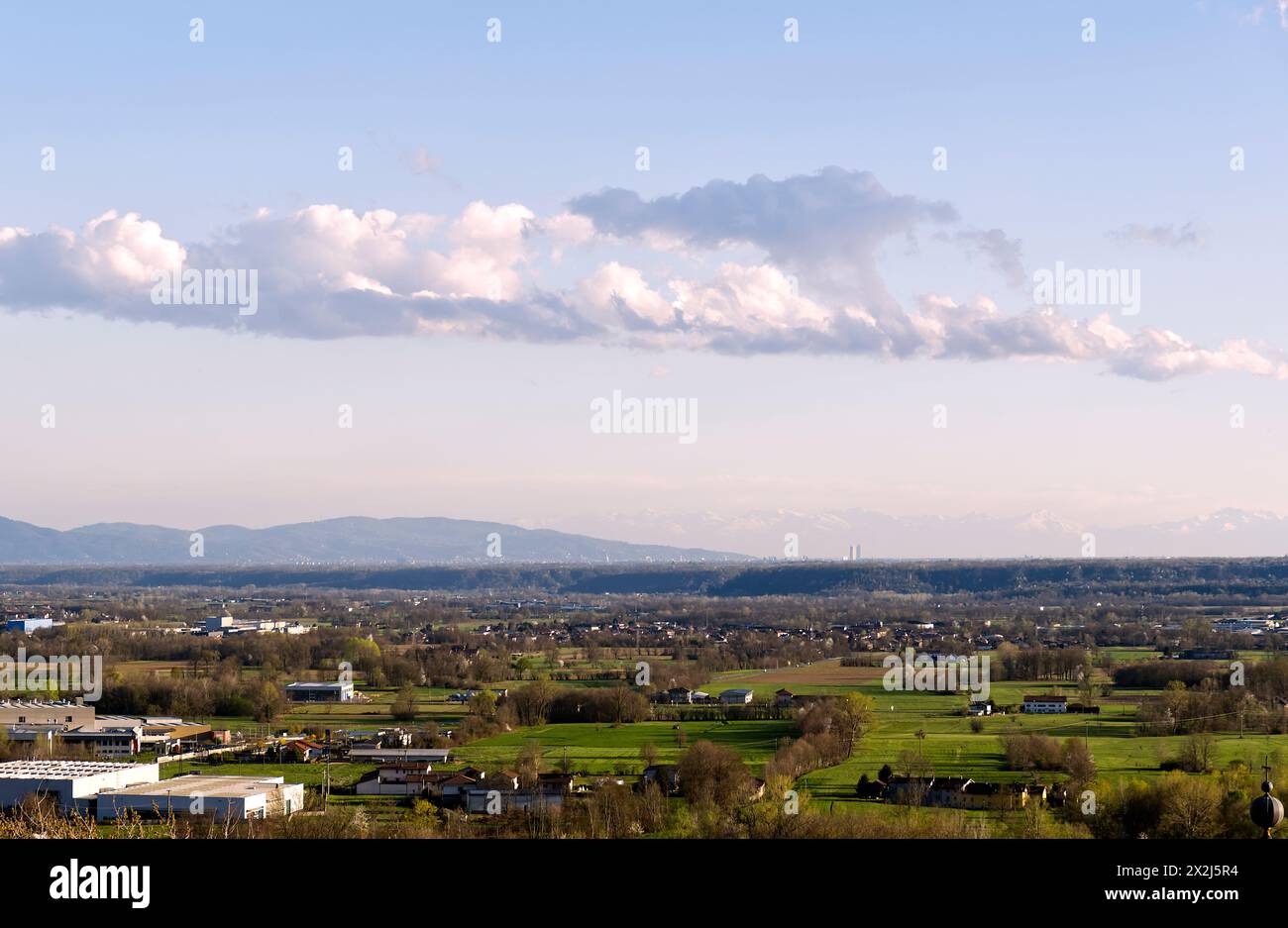 Montagne alpine e paesaggio torinese visto dalle valli del Canavese Foto Stock