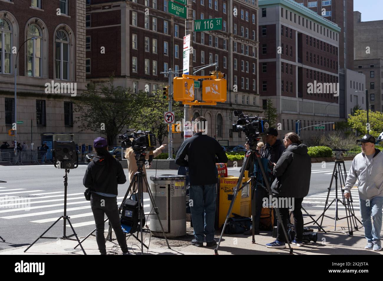 La stampa si riunì all'angolo tra la 116th st ovest e broadway di fronte al Barnard College e alla Columbia University per coprire le proteste anti-Israele Foto Stock