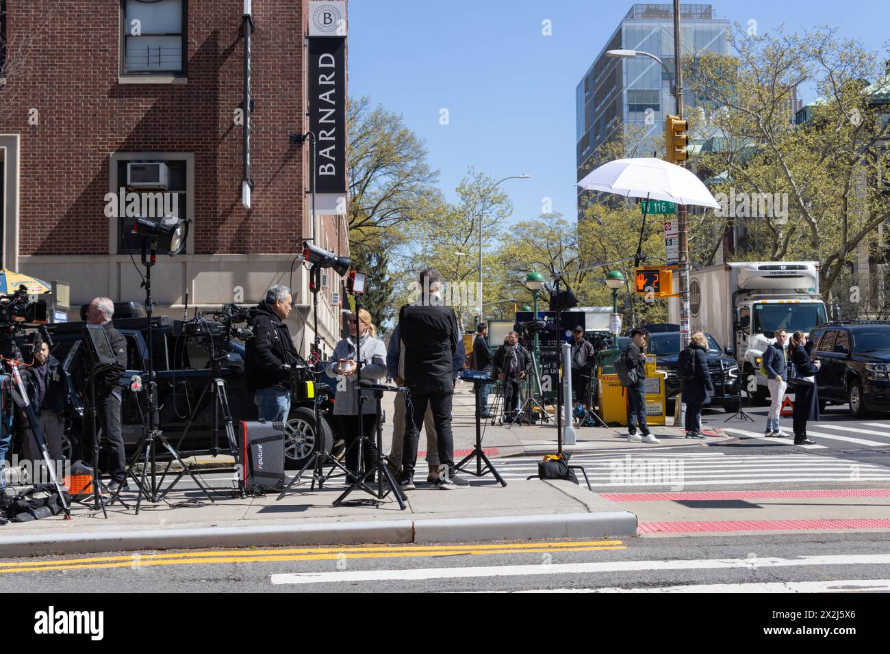 La stampa si riunì all'angolo tra la 116th st ovest e broadway di fronte al Barnard College e alla Columbia University per coprire le proteste anti-Israele Foto Stock