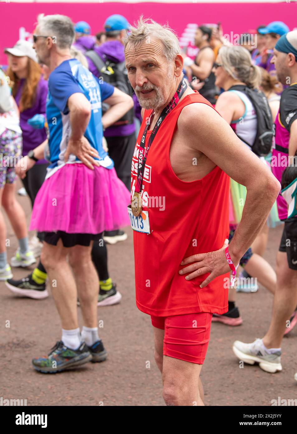 Christopher Eccleston ha fotografato in vista della partenza della TCS London Marathon 2024 il 21 aprile 2024 a Londra, Inghilterra. Foto Gary Mitchell Foto Stock