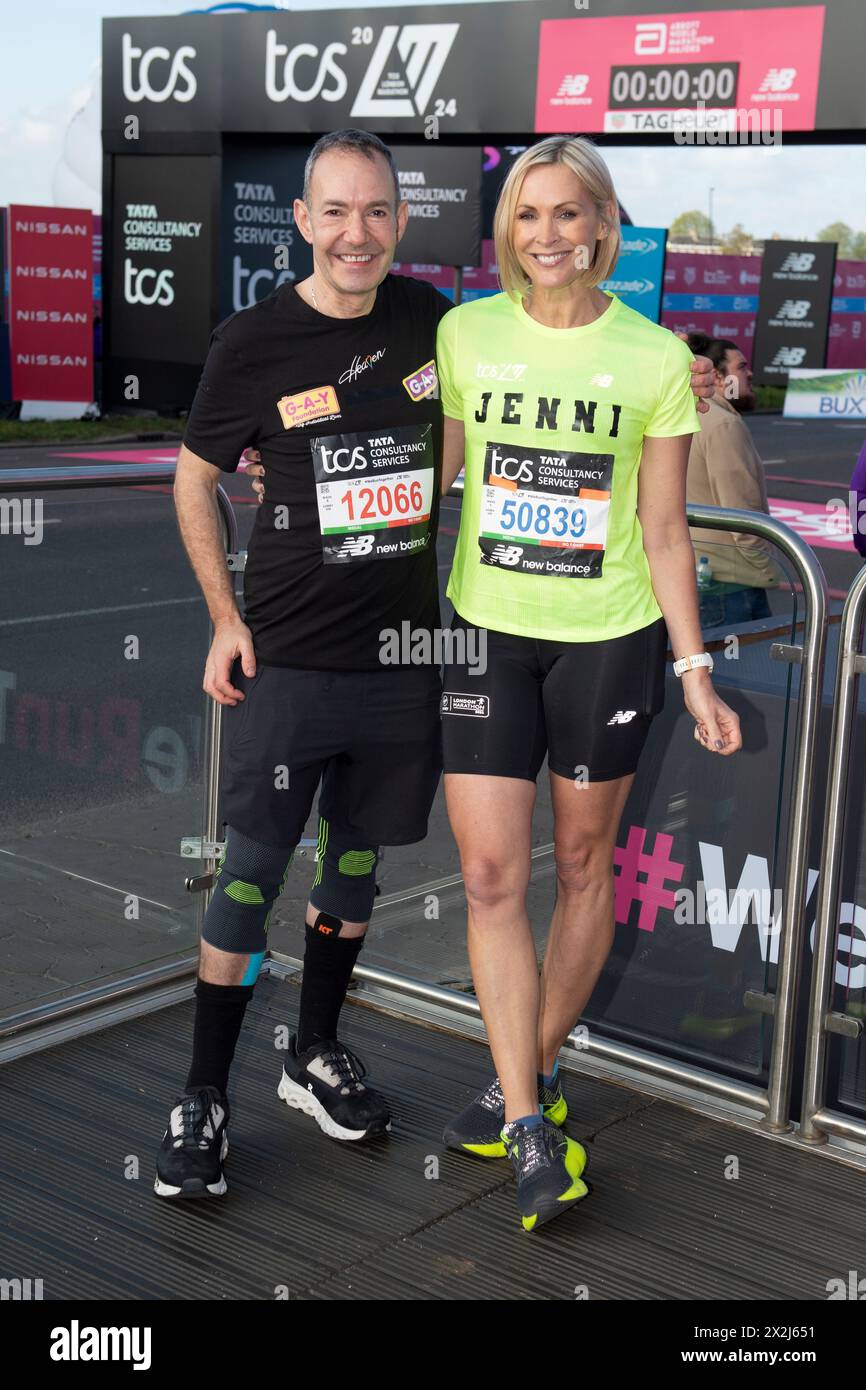 Jenni Falconer e Jeremy Joseph hanno fotografato in vista della partenza della TCS London Marathon 2024 il 21 aprile 2024 a Londra, Inghilterra. Foto Gary Mitc Foto Stock