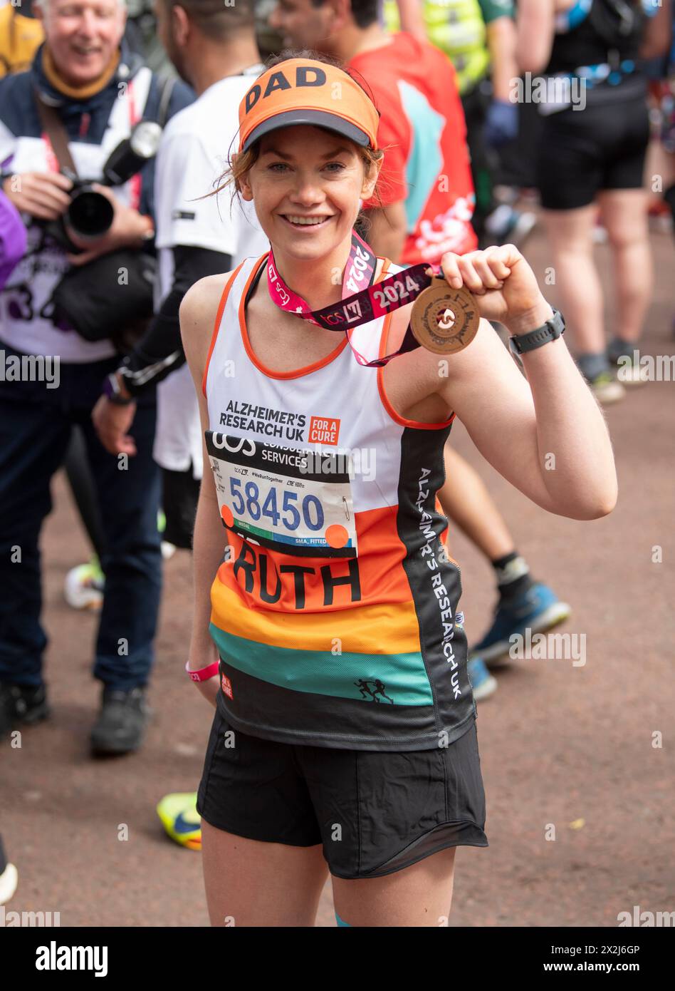 Ruth Wilson durante la TCS London Marathon del 2024 il 21 aprile 2024 a Londra, Inghilterra. Foto Gary Mitchell Foto Stock