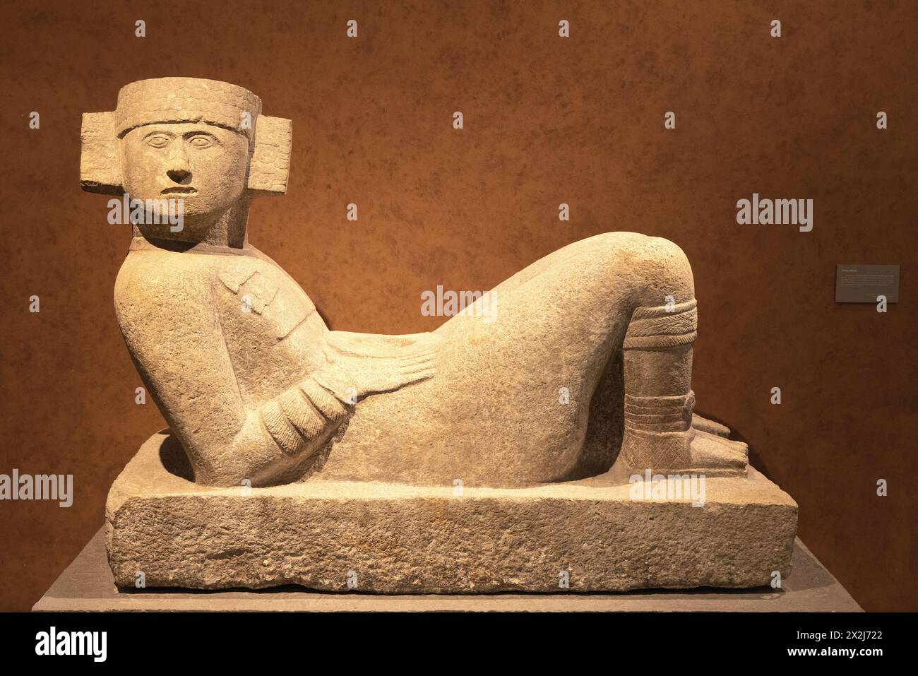 Scultura maya Chac Mool o Chacmool, figura reclinabile comune a molte culture mesoamericane pre ispaniche. Cultura Maya; da Chichen Itza, Messico. Foto Stock