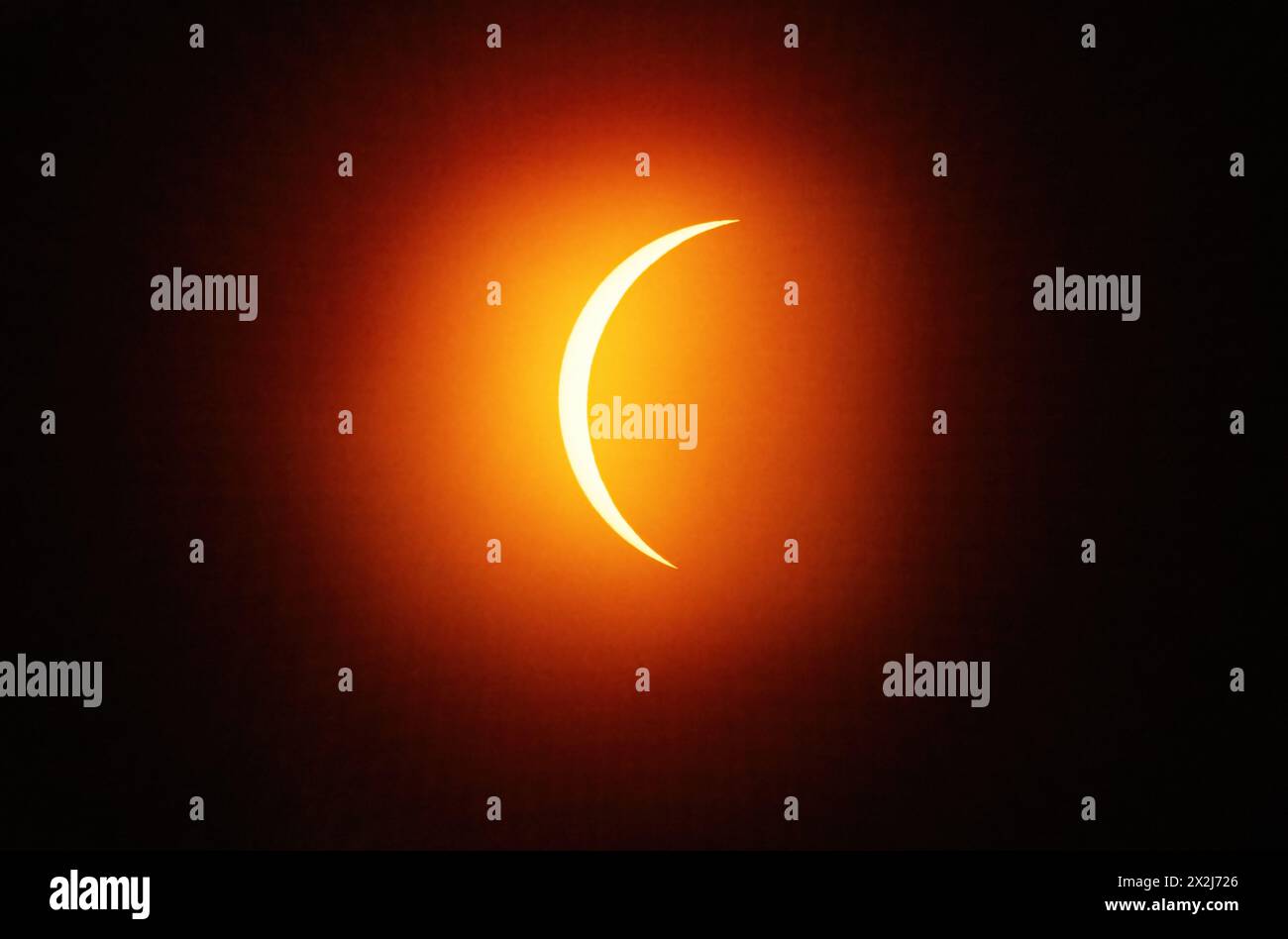 Eclissi totale del Sole, 2024; vista da Torreon, Messico settentrionale. Eclissi parziale, circa 5 minuti prima della totalità Foto Stock