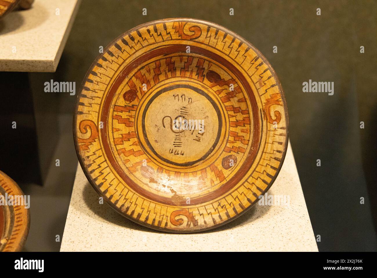 Ceramica Chalco - piatto decorato dalla signoria Chalca, antica civiltà legata all'impero azteco, Mesoamerica, Messico del XV secolo Foto Stock