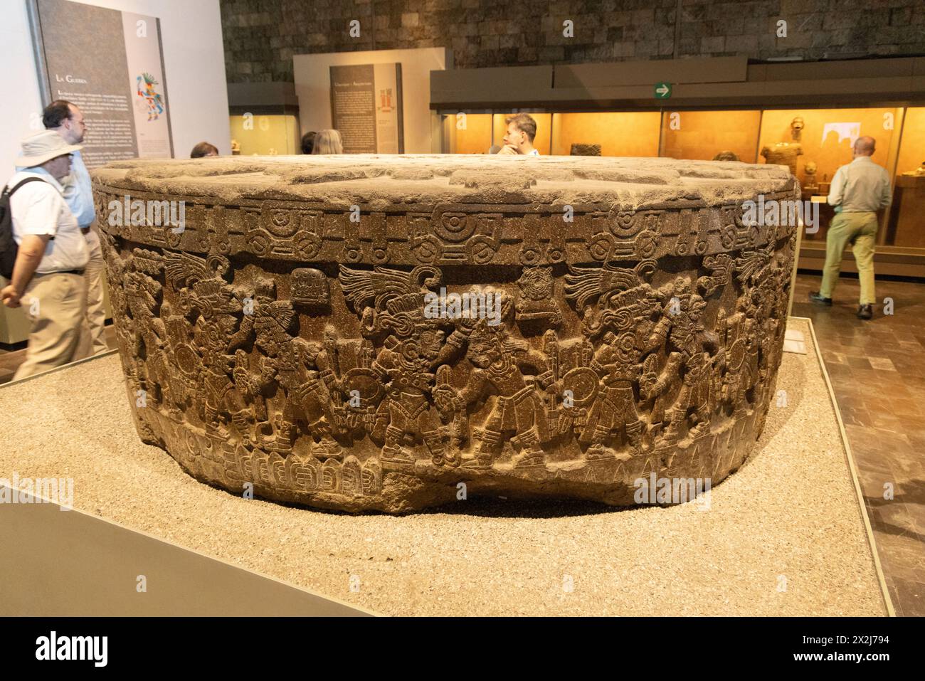 Pietra azteca di Motecuhzoma i; pietra intagliata circolare del XV secolo raffigurante la guerra; arte precolombiana, cultura mesoamericana, città del Messico, Messico Foto Stock