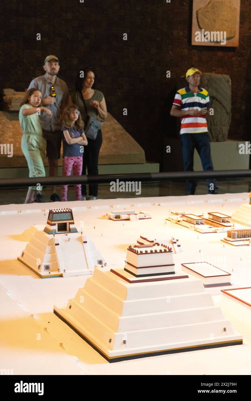 Turisti messicani; Una famiglia che guarda mostre, all'interno del Museo Nazionale di Antropologia, città del Messico, Messico. Viaggi e istruzione in città del Messico Foto Stock