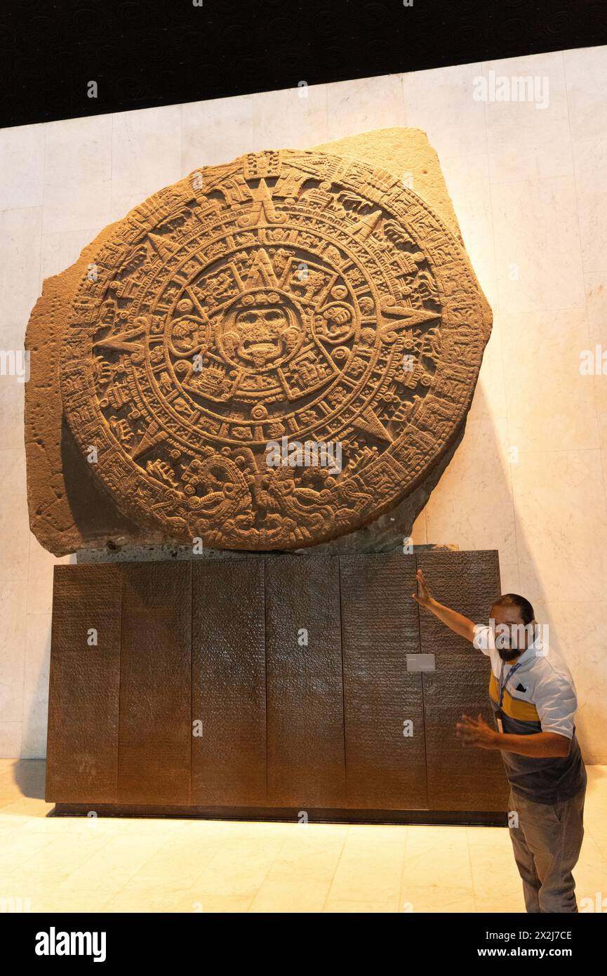 Guida turistica e la pietra solare azteca, primi anni '1500, arte azteca, da Tenochtitlan, ora nel Museo Nazionale di Antropologia, città del Messico, viaggio in Messico Foto Stock