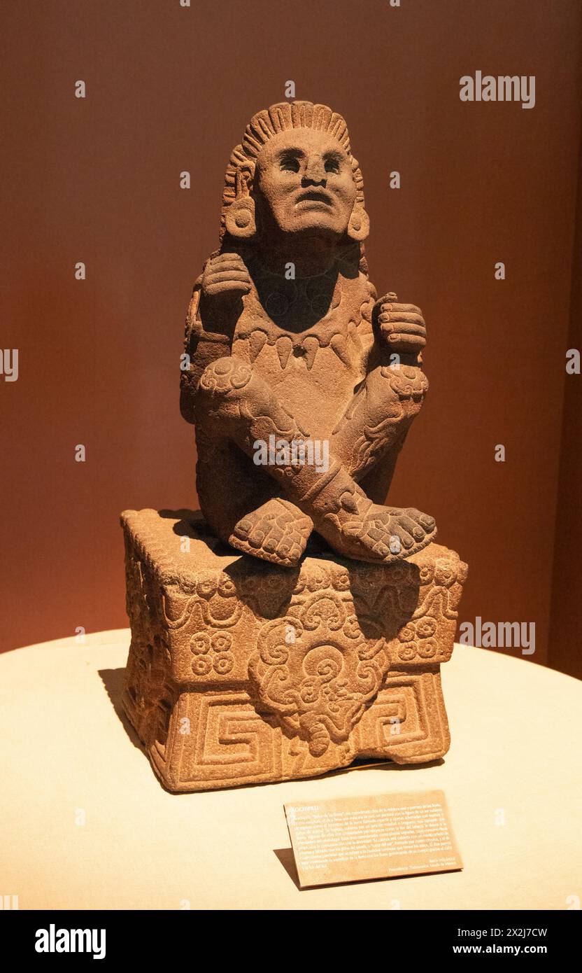 Xochipilli, Dio azteco della nobiltà reale e dei Fiori. Statua scavata nella roccia vulcanica, XIV - XVI secolo, Messico pre-ispanico, civiltà azteca Foto Stock