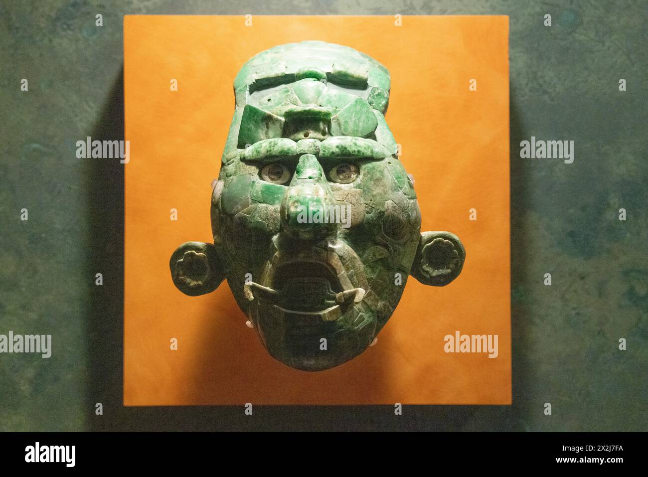 Maschera di giada maya, probabilmente una maschera funebre, di Calakmul, Messico, risalente al vi secolo d.C. Civiltà Maya, Foto Stock